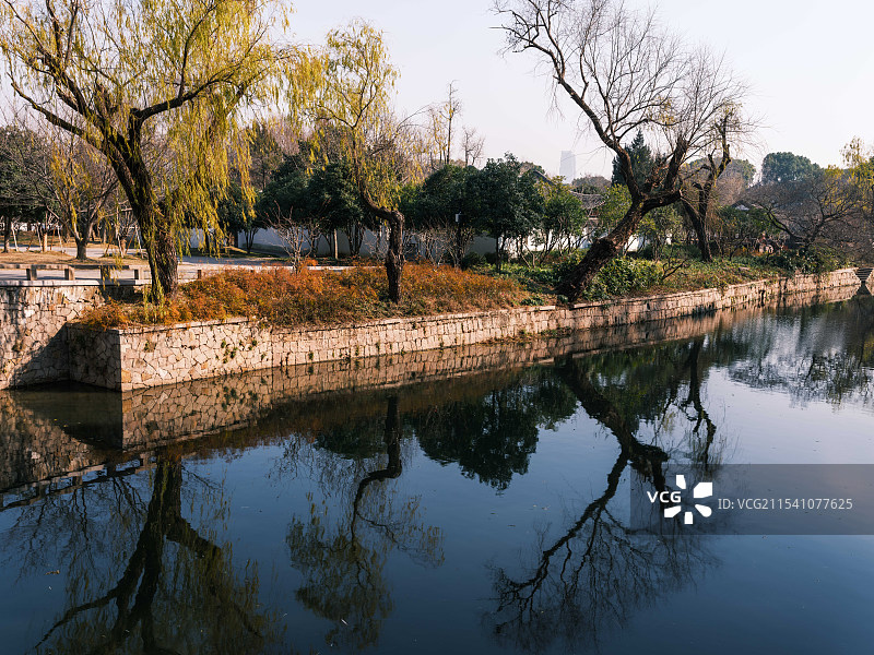 冬天苏州虎丘山景区三塘河边树木的倒影图片素材