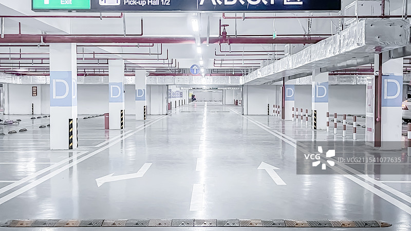地下空旷停车场图片素材