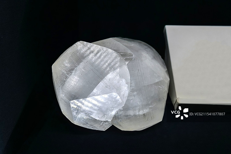 方解石（CaCO3） 湖南郴州产 山东博物馆“晶·彩-探寻神奇的矿物世界”展图片素材