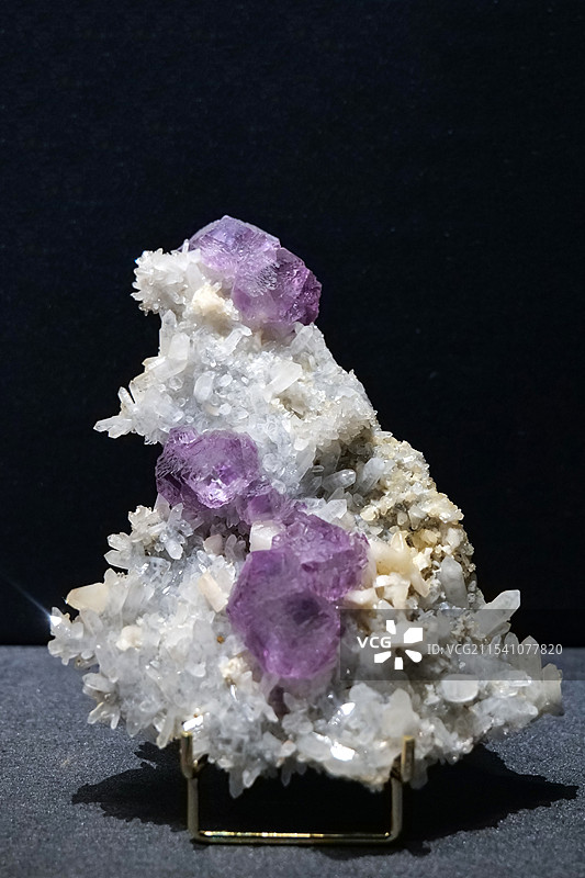 萤石（CaF2） 湖南耒阳产 山东博物馆“晶·彩-探寻神奇的矿物世界”展图片素材