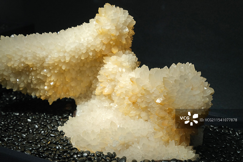 方解石（CaCO3） 云南文山产 山东博物馆“晶·彩-探寻神奇的矿物世界”展图片素材