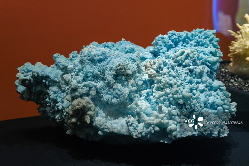 文石（CaCO3） 云南产 山东博物馆“晶·彩-探寻神奇的矿物世界”展图片素材