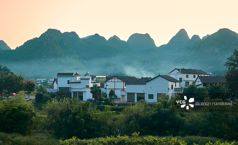 贵州万峰林 -炊烟、村落、远山图片素材