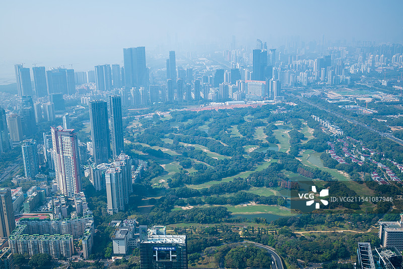 航拍视角深圳城市天际线城市风光：福田中心区深圳湾滨河大道商业地产住宅小区粤港澳大湾区金融天空高尔夫图片素材