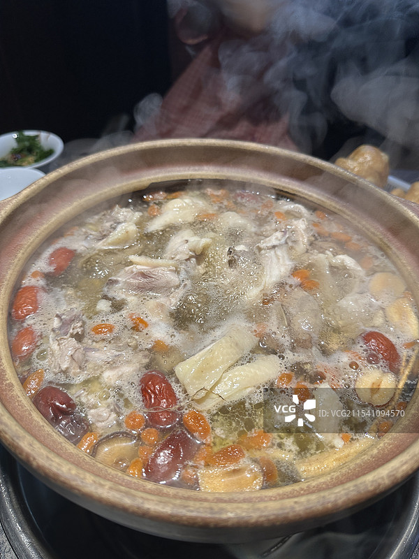 广州的五指毛桃鸡煲图片素材