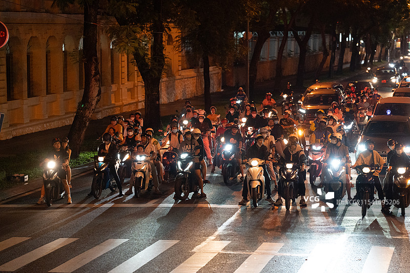 越南城市夜景，胡志明市，摩托车图片素材