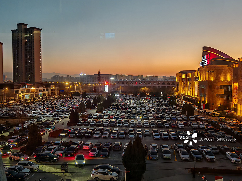 夕阳下的商均外的停车场图片素材