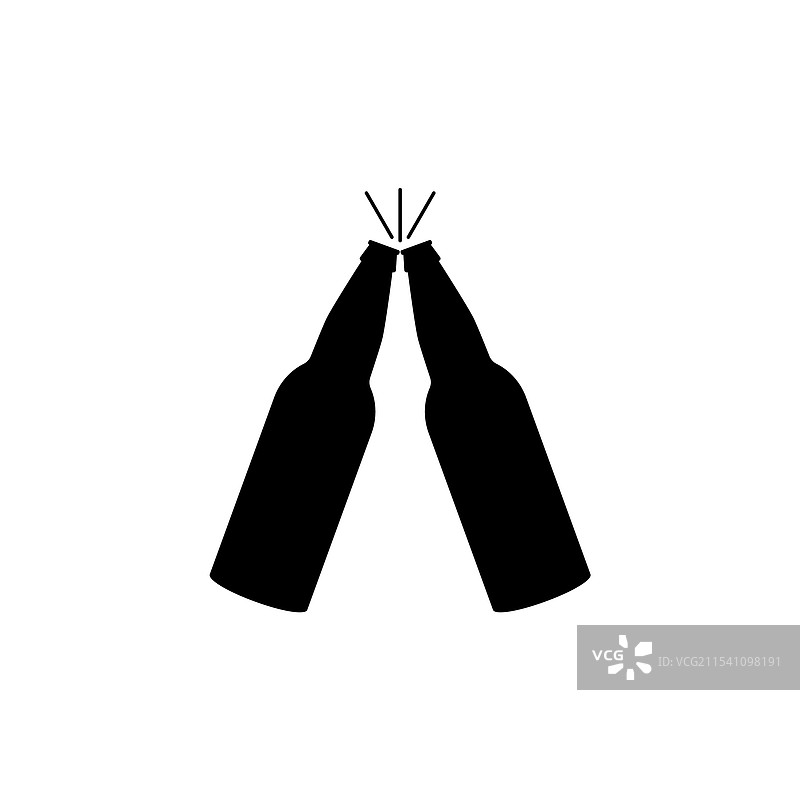 两瓶啤酒碰杯庆祝图片素材