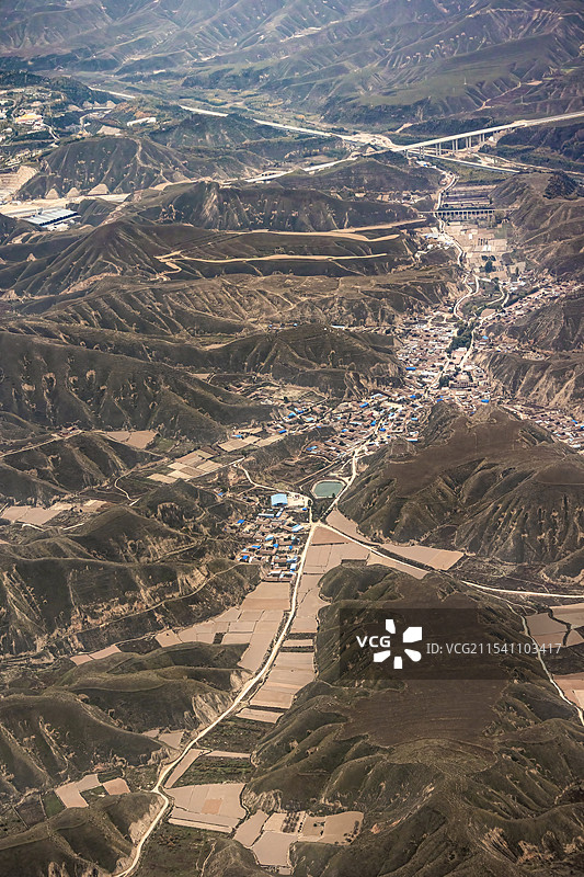 甘肃省兰州市安宁区皋兰县丰登村山沟中的村落和田地航拍视角图片素材