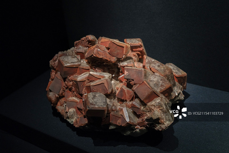 方解石（CaCO3） 湖南郴州产 山东博物馆“晶·彩-探寻神奇的矿物世界”展图片素材