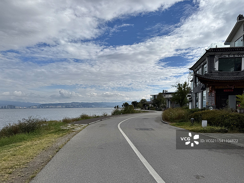 洱海生态廊道的休闲道路图片素材