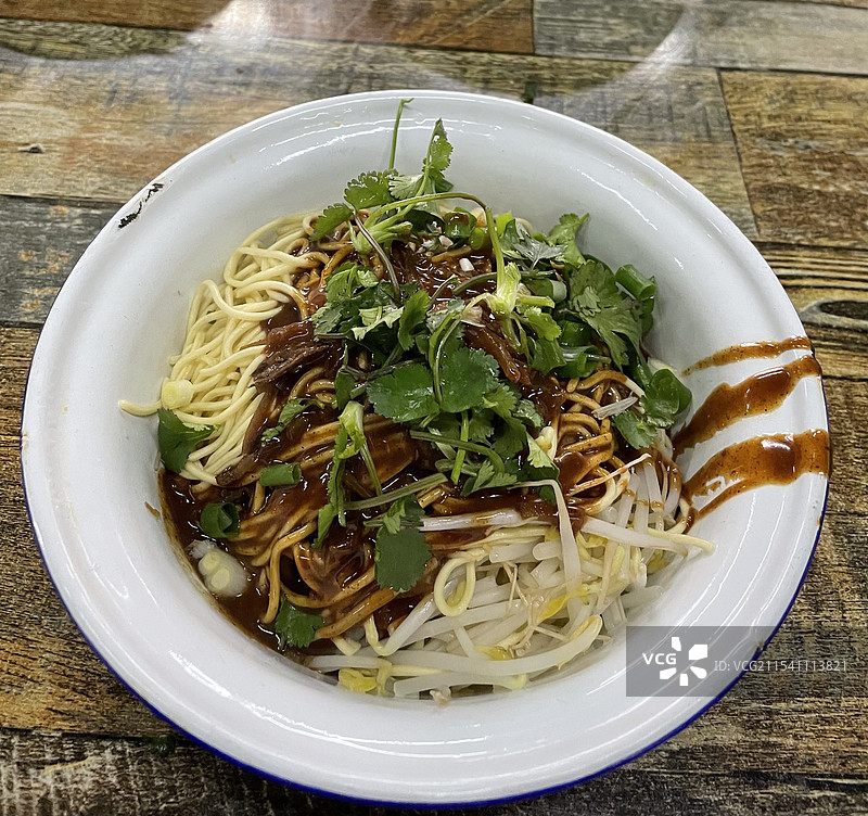 热干面正上方拍摄图片素材