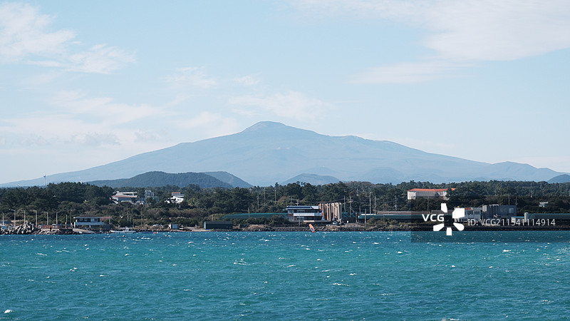 韩国 济州岛 涉地可支海边风光 汉拿山远景图片素材