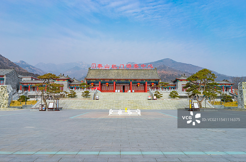 中国山东泰安泰山红门游客中心，重复的砖地地面，古代建筑和的绿色植物花坛，户外白昼无人图像摄影图片素材
