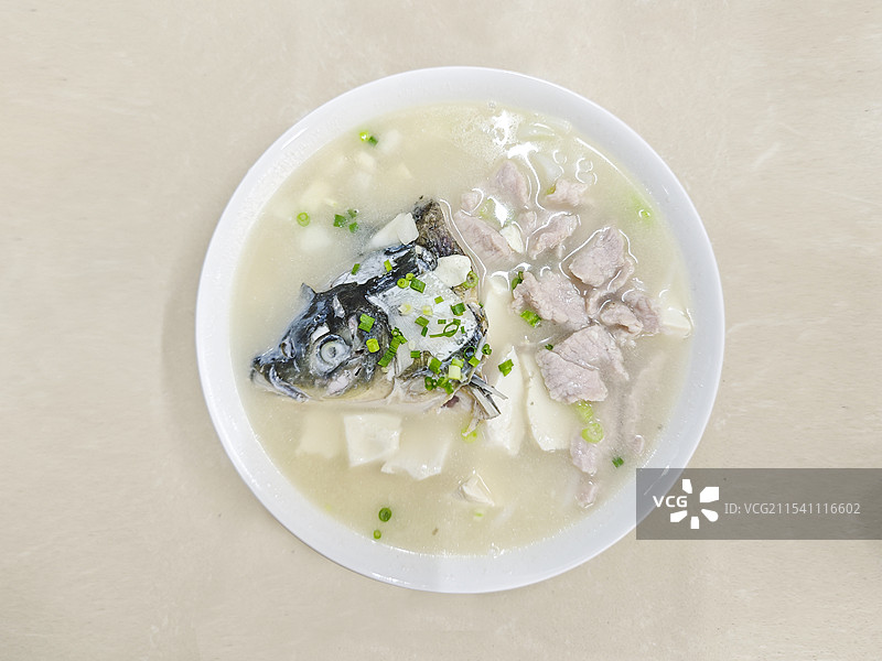 一碗鱼头豆腐瘦肉汤孤立在纯色背景上图片素材