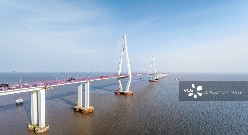 晴朗天空下，水上的桥梁航拍图图片素材