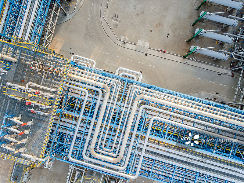 晴空下管道和设备的工业厂房鸟瞰图图片素材