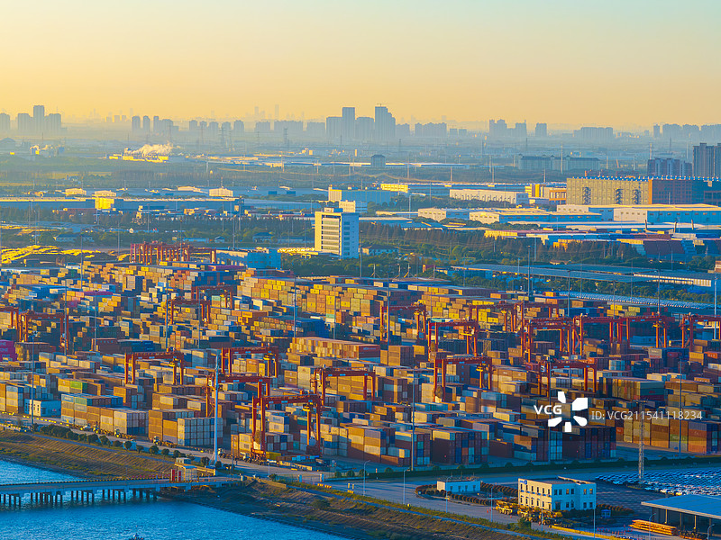 日出下的苏州太仓港风光图片素材