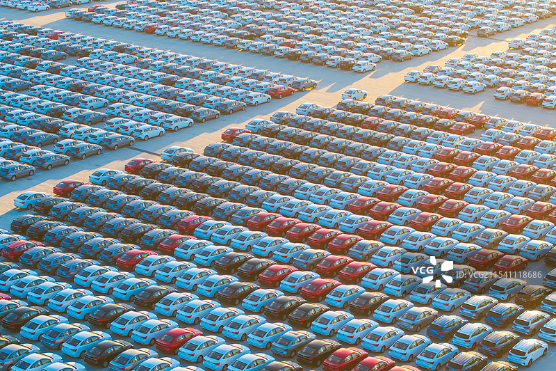 航拍下排列整齐的汽车停车场图片素材