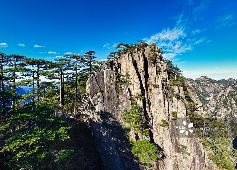 安徽黄山航拍：“卧石披云”摩崖石刻图片素材