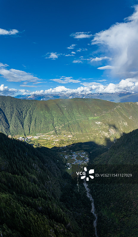 中国云南省迪庆藏族自治州德钦县雨崩景区航拍图片素材