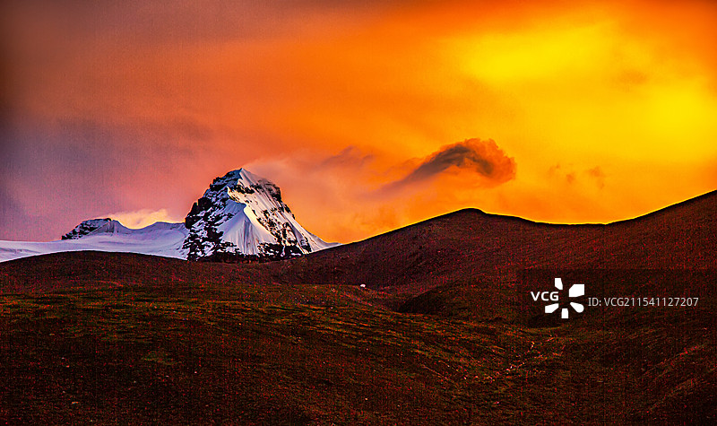 西藏萨普神山风光图片素材