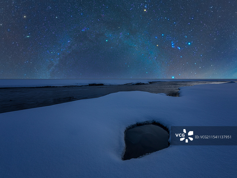 星空下的冰面上的星空，雪地星空，星空背景，星空，银河图片素材