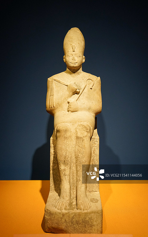 ”金字塔之巅：古埃及文明大展” 索哈杰省博物馆 图特摩斯三世坐像 新王国时期 石灰岩图片素材