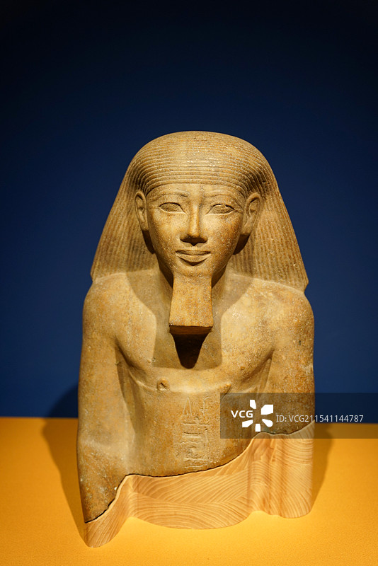 上海博物馆 “金字塔之巅：古埃及文明大展” 索哈杰省博物馆 戴有假胡须的国王像 石英岩图片素材