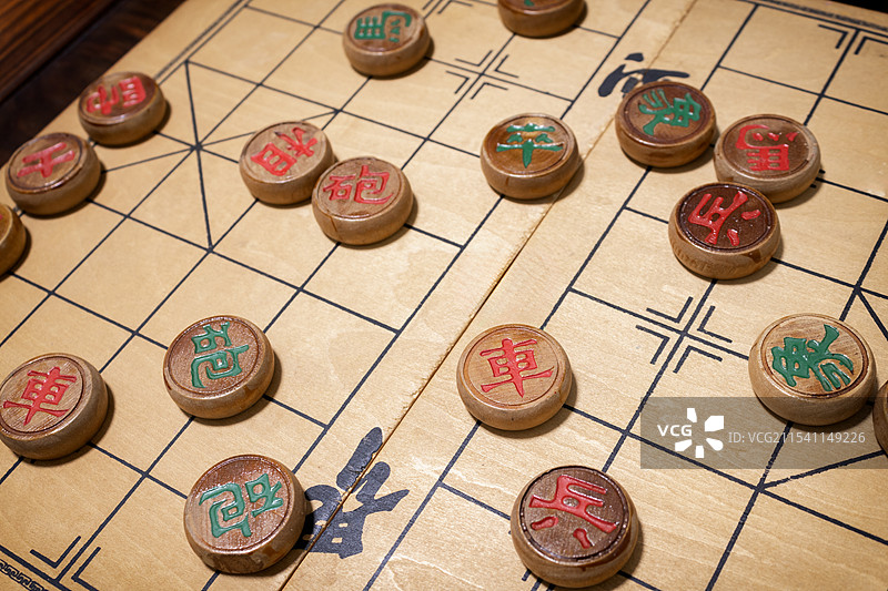 在棋盘上的中国象棋图片素材