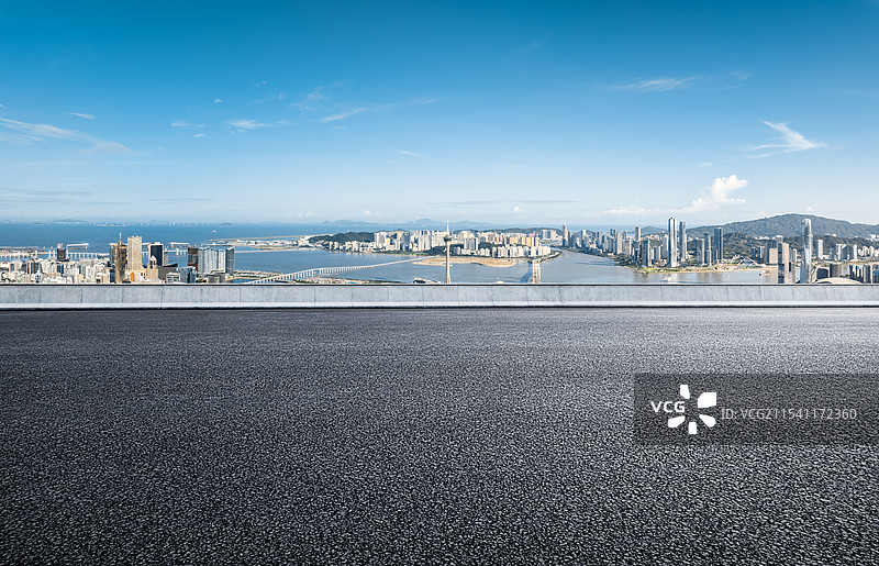 道路和现代建筑与海洋图片素材