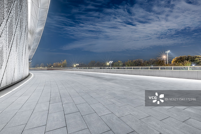 夜晚的广场和建筑图片素材