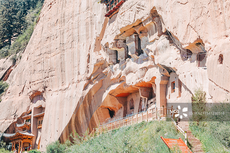 甘肃张掖马蹄寺石窟风光，三十三天石窟景区图片素材
