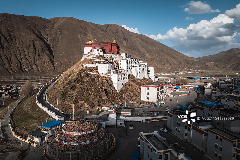 西藏那曲索县亚拉镇赞丹寺航拍城市景观图片素材