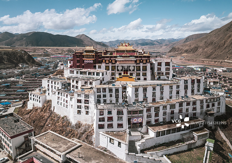 西藏那曲索县亚拉镇赞丹寺航拍城市景观图片素材