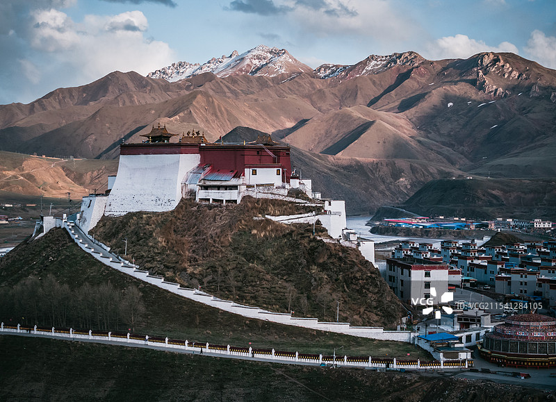 西藏那曲索县亚拉镇赞丹寺航拍城市景观图片素材