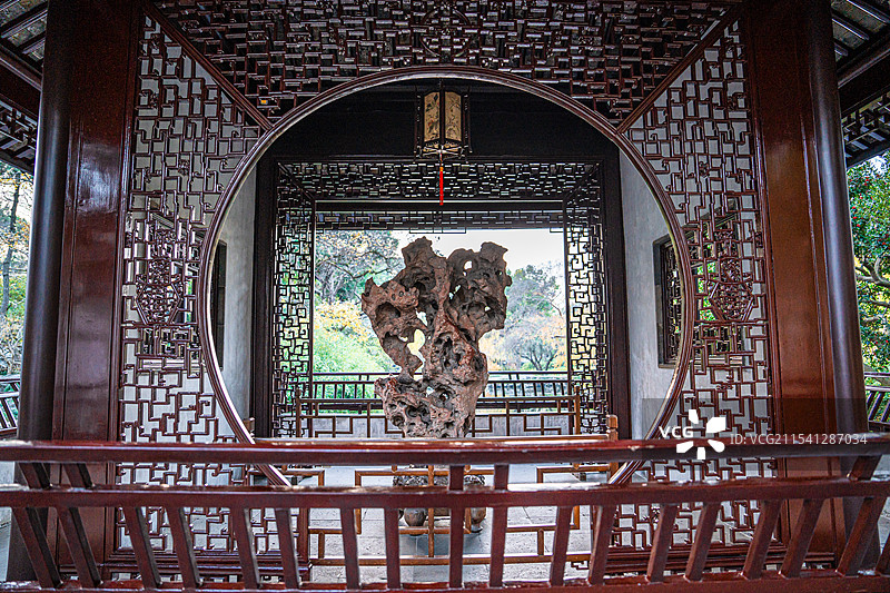 拙政园 芙蓉榭 太湖石 框景 苏州园林 江南 中式美学图片素材