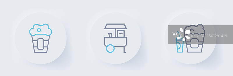 街道上快速摆放的盒装爆米花和玻璃杯图片素材