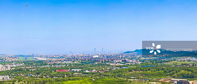 大连机场与城市天际线同框图片素材