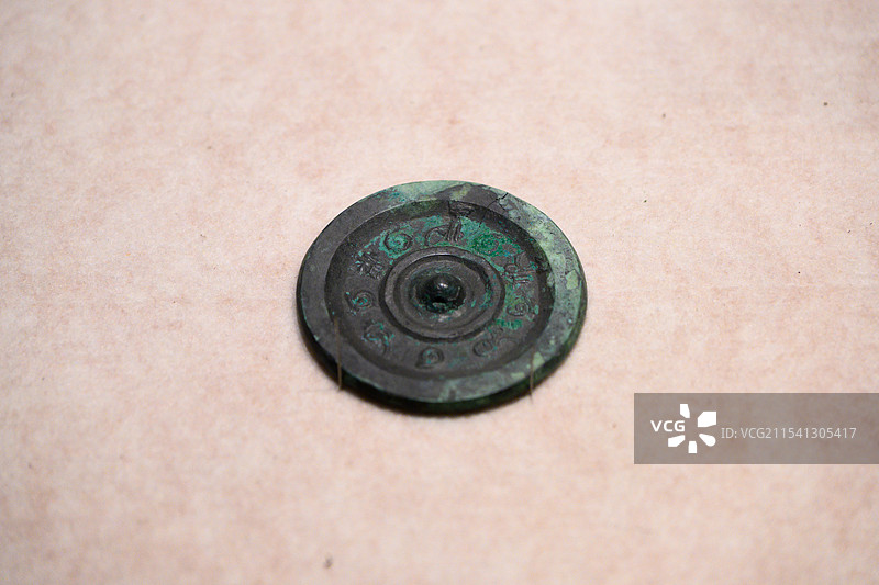 天津博物馆，大井东汉墓出土“长见毋相忘”铜镜图片素材