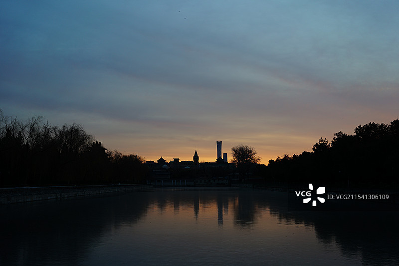 北京东城2024 故宫东华门护城河远望晨曦中的中国尊图片素材