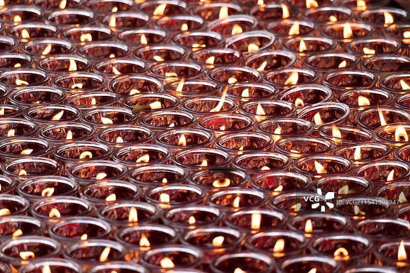 寺庙里的油灯点灯烛光，祈愿祝福众志成城，慈善团结爱心援助希望之光图片素材
