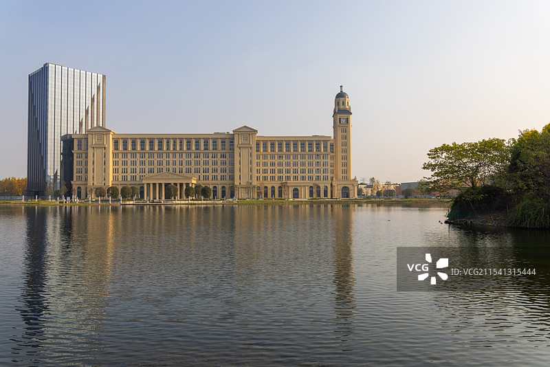 电子科技大学清水河校区立人楼与人工湖倒影图片素材