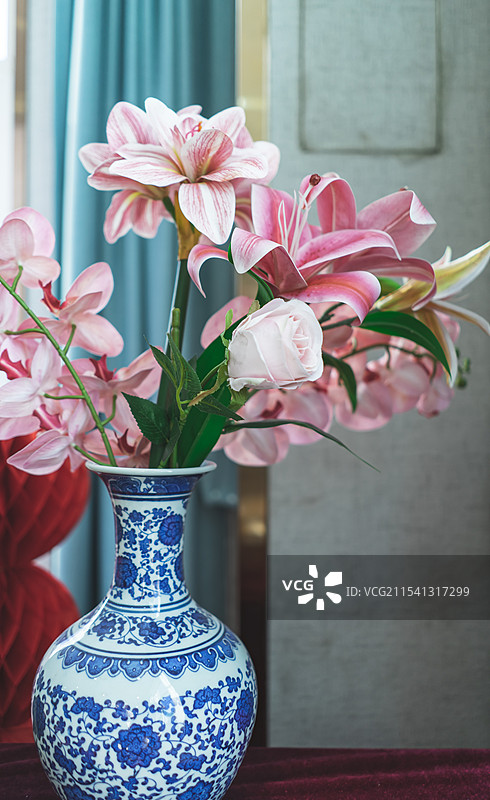 中国插花鲜花拍摄拍摄主题，青花瓷花瓶里一束五颜六色的鲜花，室内无人图像摄影图片素材