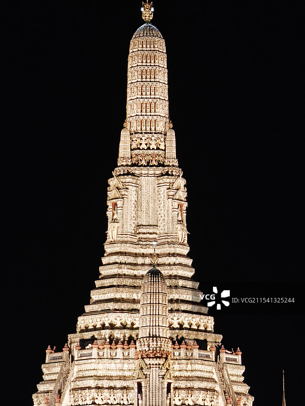 曼谷湄南河畔郑王庙夜景图片素材