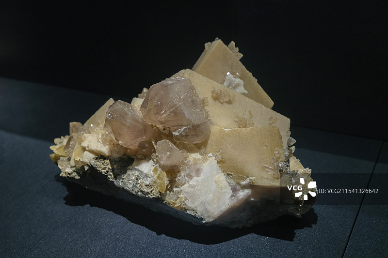 水晶、方解石（SiO2，CaCO3） 内蒙古赤峰产 山东博物馆“晶·彩-探寻神奇的矿物世界”展图片素材