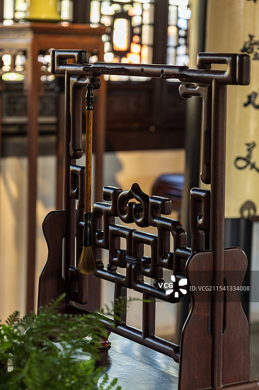 书房里笔架上挂着的一根毛笔图片素材