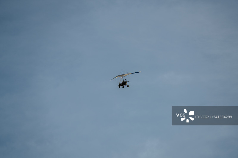 飞机滑翔机在空中飞行的低角度视图图片素材