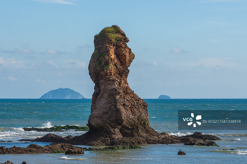 青岛石老人的坚守 — 海风中的历史见证图片素材