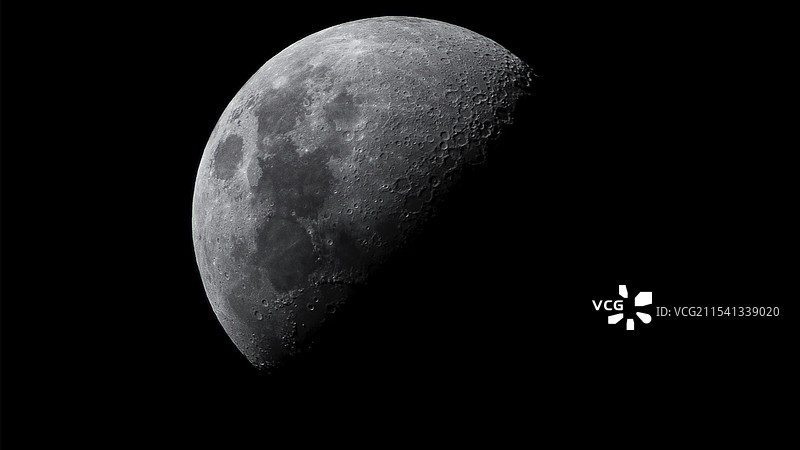 黑色背景下的月球特写镜头图片素材